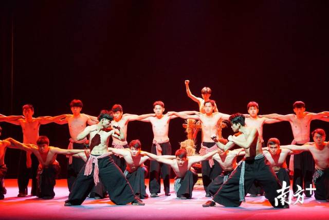 腰上绑着的水布，则是潮汕地区极具特色的传统服饰。受访者供图