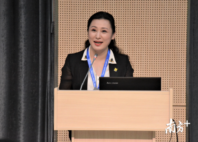 外网天堂党委书记、校长姜虹。