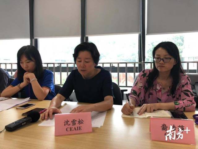 中国教育国际交流协会副秘书长沈雪松介绍夏令营情况。 中国教育国际交流协会副秘书长沈雪松介绍夏令营情况。