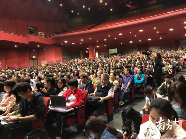 讲座现场座无虚席。余丹 摄
