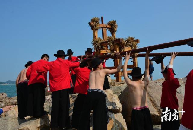 在亲身参与仪式的过程中，演员们加深了对当地民俗文化的理解。受访者供图