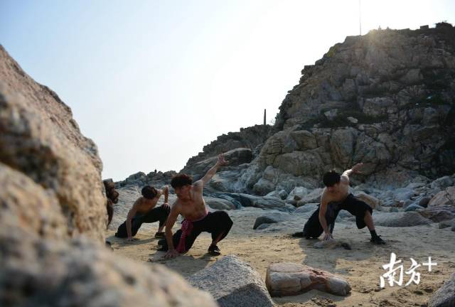 在拍摄过程中的每一个细节，汕大师生们都注重对传统的讲究。受访者供图