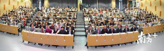 活动现场嘉宾及汕大师生合影。